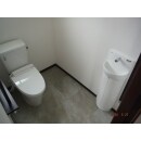 洗面と仕切られた和式のトイレを間仕切壁を撤去し、ひとつの空間としました。