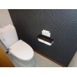 節水タイプのトイレで洗浄便座も採用しました。このトイレの特長として日頃のお手入れで水アカを落とせるため、お掃除が楽になりいつでもキレイを保てます。
壁紙は一面をダーク柄のタイル調にして若い入居者向けにしております。