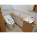 １階のトイレは手洗い器を新設し、使いやすく明るい空間になりました。