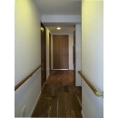 廊下の床もリビングと同じフローリング材に貼替え。直射日光が届かず、照明も控えめな箇所だけに木目の味わいと美しさが際立ちます。