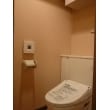 収納機能のあるトイレと珪藻土による内装仕上げですっきり快適なトイレ空間となっています。
