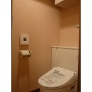 収納機能のあるトイレと珪藻土による内装仕上げですっきり快適なトイレ空間となっています。