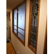 廊下側間仕切壁に開口を設けて、木製引違窓と施主様お持込のステンドグラスを設置しました。