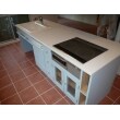 キッチンベースは木製自然塗料仕上げ、カウンタートップはタイル仕上げのオリジナル造作キッチン