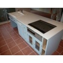 キッチンベースは木製自然塗料仕上げ、カウンタートップはタイル仕上げのオリジナル造作キッチン
