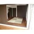 ４方を板の間にして中央部に琉球畳を配した畳コーナー風の和室としました。