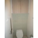 トイレ奥の壁面にグリーンのエコカラット貼りを実施。アクセントと消臭機能で快適なトイレ空間を実現しました。