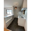 キッチンスペースだけ既存の床から、
フローリング材より、水や傷にも強いフロアタイルに変更し、使いやすく。
キッチン設備も一新。