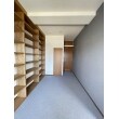 新たにリビングからもアクセスできるようになった洋室は、玄関からもアクセス可能。
大容量の本棚を造作、グレーの壁紙を貼り落ち着いた空間に。