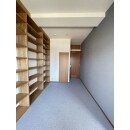 新たにリビングからもアクセスできるようになった洋室は、玄関からもアクセス可能。
大容量の本棚を造作、グレーの壁紙を貼り落ち着いた空間に。