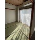 一般的な和室ですが、壁紙と畳を変えるだけで新築のようになります。