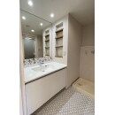 平成初期のマンションに多い、床フローリング調からホワイト系の床に。
洗面台には名古屋モザイクのコラベルタイルを取り入れ、令和のホワイト＆グレイッシュに。
