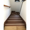 既存の階段に上貼りするリフォーム階段　掛け替えに比べ短工期、低予算で古い階段を美しく