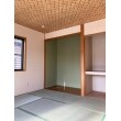日本家屋の定番の天井「網代」柄の壁紙で、より和室らしく落ち着ける空間になりました。