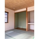 日本家屋の定番の天井「網代」柄の壁紙で、より和室らしく落ち着ける空間になりました。