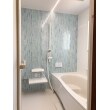 お風呂はパナソニックのオフローラ。握りバー兼用のシャワースライドバーで、浴槽への出入りや立ち居をサポートします。