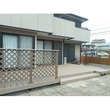 人工木のウッドデッキ