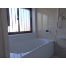 清潔感のある真っ白な浴槽と、落ち着いた柄のアクセントパネルで明るいバスルームになりました。
