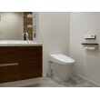 車椅子対応トイレで広々とした空間に。
白を基調とした空間に洗面化粧台の木目柄が映えます。