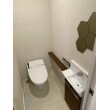 シンプルなタンクレストイレです。
壁に取り付けられている六角形の鏡は、お客様がご用意下さいました。
白で統一された壁や床にお洒落な鏡が引き立ちます。