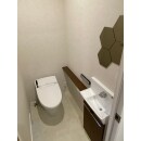 シンプルなタンクレストイレです。
壁に取り付けられている六角形の鏡は、お客様がご用意下さいました。
白で統一された壁や床にお洒落な鏡が引き立ちます。