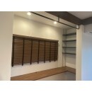ダイニングの一角にカウンターを設置した多目的スペースは、様々な用途にご利用頂け、日々の生活を便利にします。天井の化粧梁に取り付けたアイアンパイプは、ハンガーパイプの代わりにも。