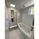 浴室換気暖房乾燥機付きのユニットバスです。床は畳のように柔らかい素材で出来ており、冬場の1歩目もヒヤッとしません。また、乾きやすく汚れにくいためお掃除も簡単です。奥の壁には花柄のアクセントパネルをあしらい、暖かい雰囲気に。
