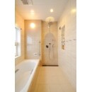 <a href="https://www.homepro.jp/yougo/sa/yogo_sa_520.html" class="replaced_keyword_link" target="_blank">在来浴室</a>ならではの解放感のある素敵な空間へと変身。<br />
壁や床は白を基調としたカラーで合わせた事で統一感も明るさも実現しました。