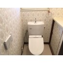 元々水色のトイレを真っ白な清潔感あるトイレに。クロス、クッションフロアーも張り替えてキレになりました。