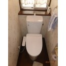 LIXIL「アメージュ便器」便座を自由に選べるシンプルな構造のトイレで、側面は掃除がしやすいようにカバーが付帯しており、汚れが拭きやすい作りとなっております。
様々な排水方向・排水芯に対応したトイレで、コストを抑えつつリフォームにピッタリなトイレです。