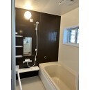 狭くタイル張りだった浴室を、空間を大きく変更し一坪サイズのユニットバスを設置しました。使い勝手がよくなり、ご年配のご家族も安心して入浴できます。