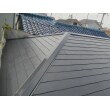 今回使用した塗料はシリコン樹脂を使用しているため耐久性が高く、遮熱機能により屋根への蓄熱を抑制します。
塗装業者が選ぶ屋根塗料ランキングでも1位に選ばれているほど優れた塗料です。