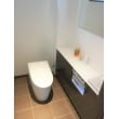 TOTO ネオレストを採用。
除菌、防汚、清掃を、24時間365日、自動で綺麗にしてくれるトイレとして、ユーザーアンケートで満足度96％と高い評価を得ました。
スリムでコンパクトデザインが、モダンなインテリアに溶け込みながら、空間の雰囲気を一層引き立てます。