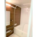 バスルームはシンプルに、お部屋と同様、ホワイト×ウォールナットカラーでモダンな仕上がりに。
浴室乾燥機も標準装備。
カビが発生しにくい浴室パネルで使い勝手が良いバスルームです。