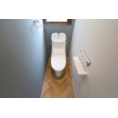 ヘリンボーンの床を採用し、また落ち着いた色味のアクセントクロスで
モダンな空間のトイレです。
毎日使うトイレなのでお手入れもラクラクの最新設備を採用しました。