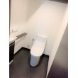 LIXIL製 アメージュZA シャワーリトイレ。
充実のキレイ機能と壁付の手洗いをつけることで、収納も確保しつつスペースの少ないトイレ空間も快適に。