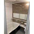 浴室はLIXILのシステムバス「リノビオV」を施工しました。
人造大理石のバスタブは保温性に優れ、床も水はけが良く滑りにくい材質です。
各所に工夫と技術が散りばめられた浴室で、快適な入浴が楽しめます。
壁パネルは天然石を再現した柄のセブストーン。目を引く上質な空間になりました。