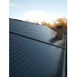 高耐久性のフッ素樹脂鋼板を使用した屋根材にて葺き替えました。
それ以外にも屋根材には赤外線を反射する遮熱機能が備わっているので、蓄熱を抑える効果に期待が出来ます。
蓄熱を抑える事で、屋根材自体の劣化を抑えられます。

