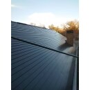 高耐久性のフッ素樹脂鋼板を使用した屋根材にて葺き替えました。
それ以外にも屋根材には赤外線を反射する遮熱機能が備わっているので、蓄熱を抑える効果に期待が出来ます。
蓄熱を抑える事で、屋根材自体の劣化を抑えられます。

