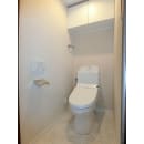 ＴＯＴＯ社製ウォシュレット一体型トイレを新規設置
上部に吊戸棚を設け、ストック品や掃除道具などを収納出来るのでいつもスッキリと清潔感のあるトイレを維持できます。