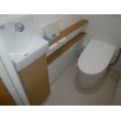 壁排水を隠したカウンター付きネオレストに交換しました。
手洗い器の下にお掃除道具など収納できるため、既存の吊戸棚は撤去し、すっきりとしたトイレ空間になりました。