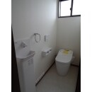 1階のトイレ。手洗い器も取り付け、ゆったりとしたスペースを取りました。
