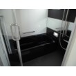 黒と白を基調にしたシックな浴室。ガラスドアでラグジュアリーな空間も演出されます。
