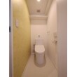 節水型のトイレに入替えました。壁面の一部をイエローのアクセントクロスにしたことでシンプルですが素敵な空間となりました。