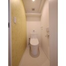 節水型のトイレに入替えました。壁面の一部をイエローのアクセントクロスにしたことでシンプルですが素敵な空間となりました。