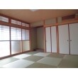 ふちのない畳を市松模様に並べる「琉球畳」を使った和室