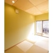 琉球畳が印象的な和室は、木目の天井であたたかいイメージに。
