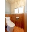 トイレは現代風に。木の温かみある壁が特徴的です。