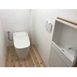 トイレの床も杉の無垢板です。壁はE様がDIYで塗装されました。トイレはパナソニックの”アラウーノS２”です。
タンクレスでスッキリ、清潔感溢れるさわやかな空間になりました。

