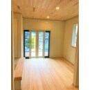 天井に杉の羽目板、壁に漆喰、床にヒノキの無垢を使用しており、木のぬくもりを感じる安らぎ空間となりました。杉は柔らかく風合いも良いので床材のヒノキの相性も良く、日本の伝統的な木材に囲まれた空間が広がり、また香りも癒されます。窓は4枚の断熱性・気密性のあるオープンウィンで外にはセランガンバツのウッドデッキを施工。お部屋の木の雰囲気と合い景色を見ながらくつろげます。
